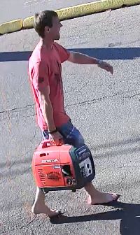 Le suspect, qui a de courts cheveux bruns, est vêtu d’un tee-shirt rouge et d’un short ample bleu aux genoux arborant plusieurs larges rayures horizontales. Il ne porte pas de chaussures. Il transporte la génératrice volée.