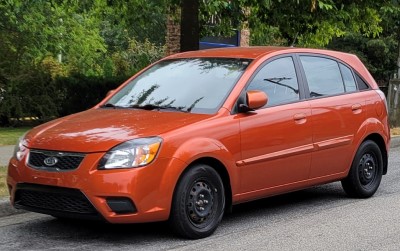 Photo d’une orange Kia Rio 5