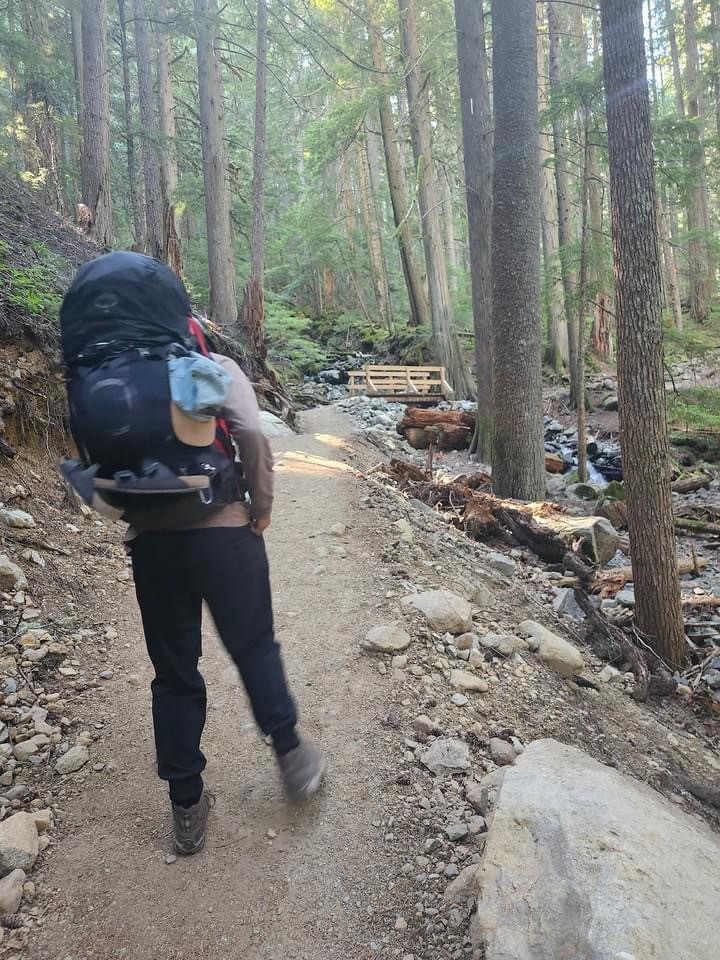 Photo du sac à dos de marque Osprey que transporte Sam Benastick sur son dos.