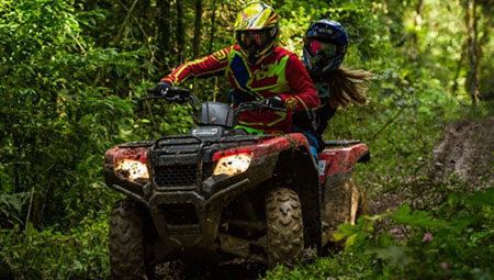 Deux personnes sur un véhicule tous terrains