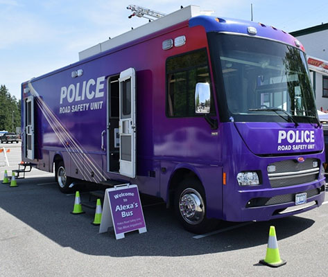 L’autobus Alexa, qui affiche sur le capot et les côtés le nom du Groupe de la sécurité routière de la police.